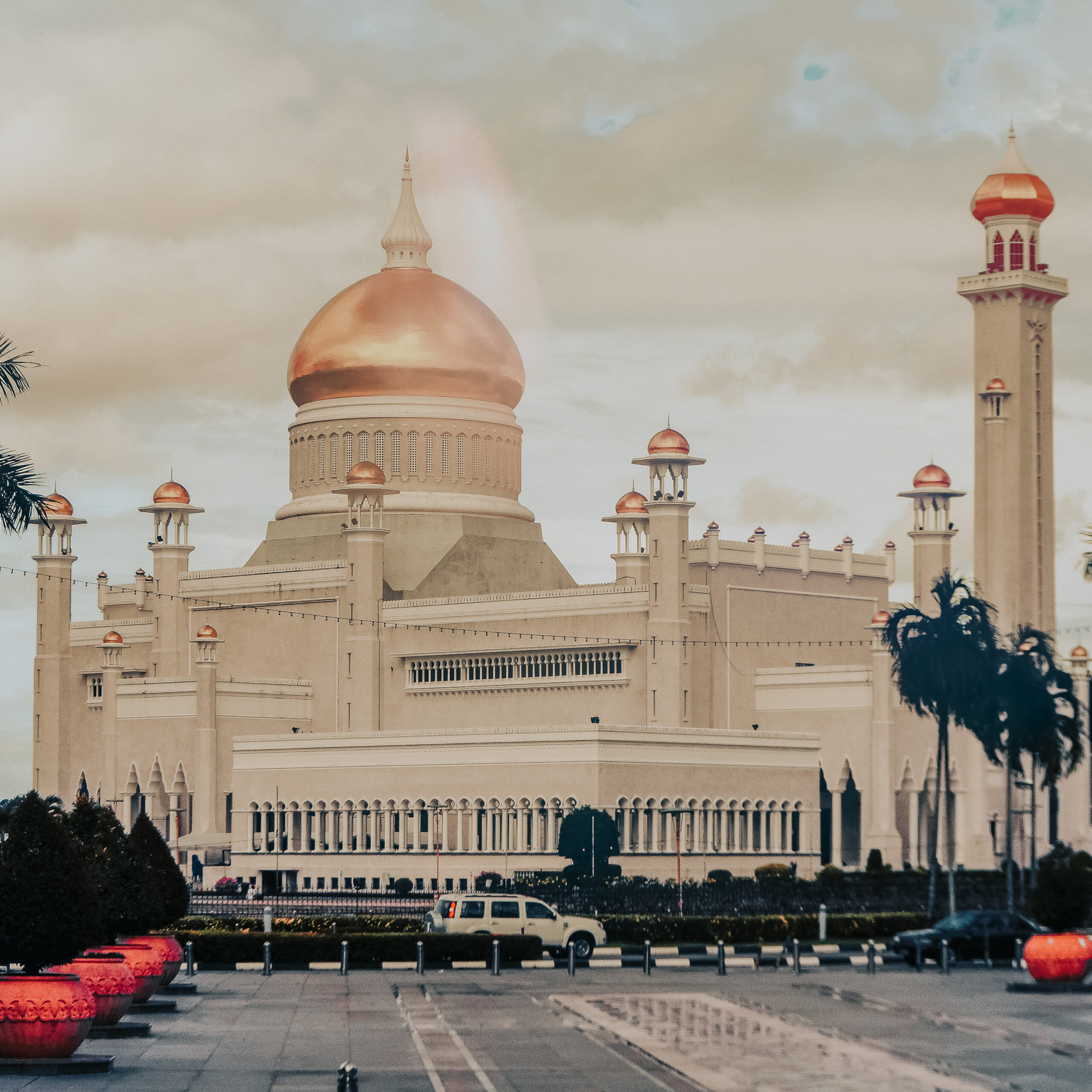 wide angle shot of Brunei's Omar Ali Saifuddien Mosque